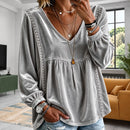 Blusa Manu com Decote V e Detalhes Geométricos