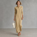 Vestido Isabele com Gola Polo, Listras Laterais e Modelagem Longa.